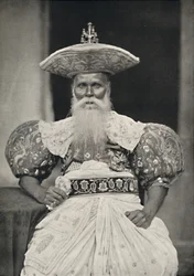 Ortsvorstand en Kandy con traje antiguo cingalés, 1926