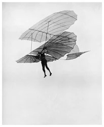 Otto Lilienthal realiza uno de sus últimos vuelos, 1896 1956