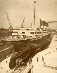 Revisión de un gran transatlántico en un dique seco en Liverpool, c1930