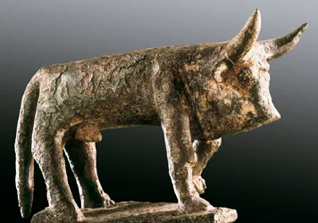 Buey, escultura de bronce