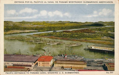 Entrada del Pacífico al Canal de Panamá mostrando submarinos de EE.UU., c. 1920s