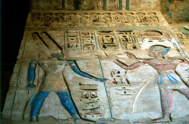 Relieve pintado, templo de Ramsés III, Medinet Habu, Egipto, siglo XII a.C.