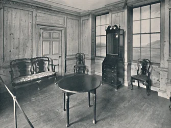 Sala Panelada, alrededor de 1740, con Muebles Mayormente del Período de la Reina Ana, 1927