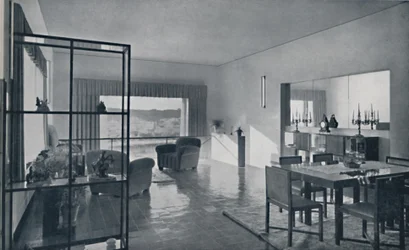Paniconi y Pediconi. Un comedor con una gran ventana y cortinas diseñadas para enmarcar una hermosa vista