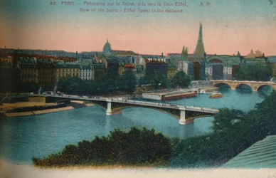 Panorama del río Sena con la Torre Eiffel a lo lejos, París, c1920