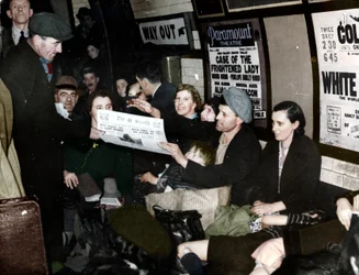 Vendedor de periódicos en el metro, Londres, c.1940