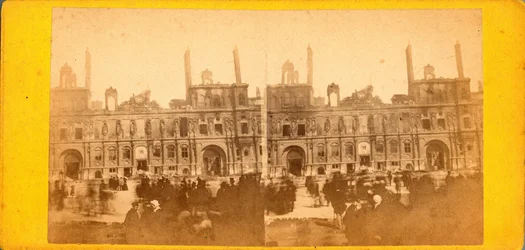 Comuna de París (1871): vista del Hotel de Ville después del incendio de mayo de 1871. Fotografía anónima. Impresión en cartón Dim. 17x8 cm