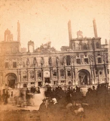 Comuna de París (1871): vista del Hotel de Ville después del incendio de mayo de 1871. Fotografía anónima. Impresión en cartón Dim. 8,5x8 cm