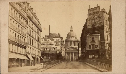 Comuna de París (1871): vista del Panteón y la rue Soufflot (grandes carteles promocionan la Maison de la rue du Pont Neuf). Fotografía anónima. Impresión en cartón Dim. 10x6 cm