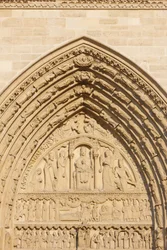 Catedral de Notre Dame de París ala oeste: puerta de Santa Ana, París, Francia