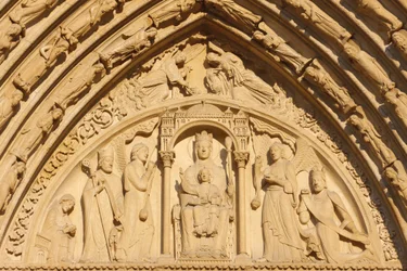 Catedral de Notre Dame de París ala oeste: tímpano de la puerta de Santa Ana, París, Francia