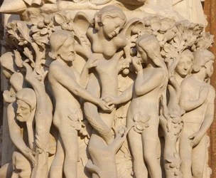 Catedral de Notre Dame de París ala oeste: Puerta de la Virgen: Adán y Eva, París, Francia