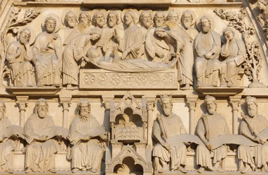 Catedral de Notre Dame de París ala oeste: Puerta de la Virgen: María en su lecho de muerte rodeada por Jesús y los apóstoles, París, Francia