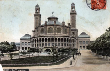 París: vista exterior del Palais du Trocadero - Postal de 1908