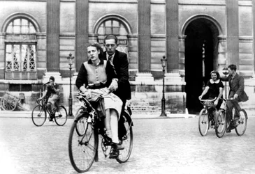 Parisienses viajando en bicicleta, París ocupado por los alemanes, julio de 1940