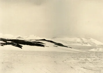 Parte de la Cordillera de la Reina Alexandra 1500 pies arriba del glaciar, c1908