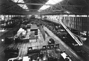 Parte de la línea de producción en la fábrica de Highland Park de Ford, Detroit, Michigan, EE.UU., c.1914