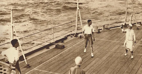 Socios - Un juego de tenis de cubierta en el Renown, 1927, 1937