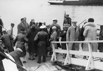 Barco de pasajeros atracado en Molde, Noruega, 1929