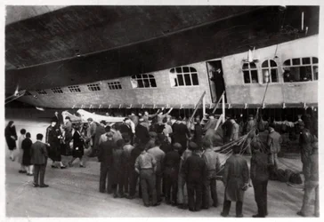 Pasajeros abordando el Zeppelin LZ 127 Graf Zeppelin, 1933