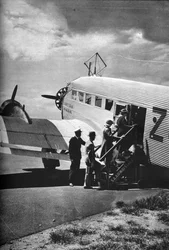 Pasajeros abordando uno de los aviones Junkers de South African Airways