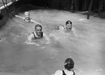 Pasajeros en la piscina a bordo de un crucero