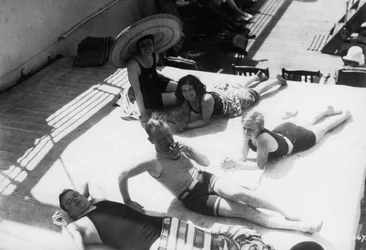 Pasajeros tomando el sol a bordo de un crucero, c. 1920s-c. 1930s