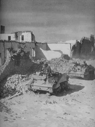 Más allá de la fortaleza destrozada de Graziani yace el camino de los conquistadores, 1941