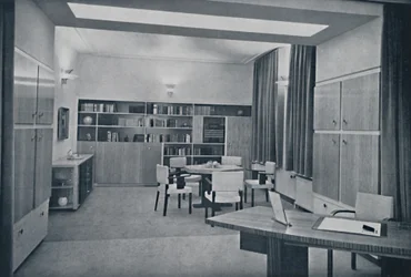 Paul Bromberg. Sala de estar y comedor combinados en una casa en Róterdam, en marfil, rojo-naranja