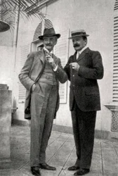 Paul Hervieu y Marcel Prevost, autores y dramaturgos franceses, 1905