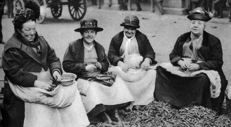 Desgranado de guisantes en Covent Garden, Londres, 1926-1927