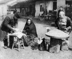 Vendedores ambulantes de cacahuetes y perfumes, Sofía, Bulgaria, c. 1923