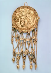 Colgante con cabeza de Atenea Partenos, principios del siglo IV a.C.