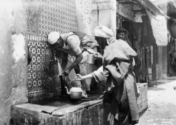 Personas recogiendo agua de un pozo, Rabat, Marruecos, c1920s-c1930s