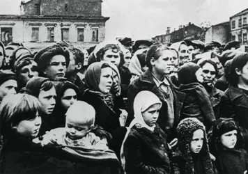 Gente de la ciudad rusa de Smolensk después de su liberación por el Ejército Rojo, 1943