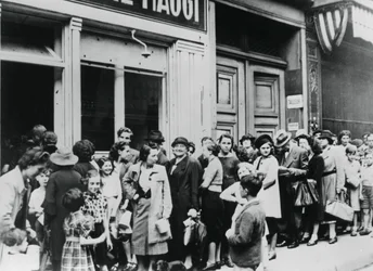 Gente haciendo fila fuera de una tienda de lácteos, París ocupado por los alemanes