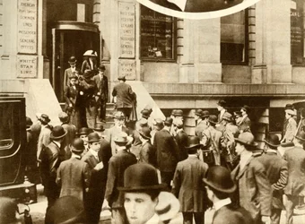 Gente esperando noticias del Titanic... Nueva York, EE.UU., abril de 1912, 1935