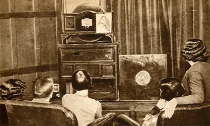 Gente viendo una transmisión temprana de televisión, c. 1930, 1933