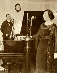 Intérpretes cantando un dúo en uno de los estudios de 2LO, Savoy Hill, Londres, 1923, 1935
