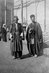 Peregrinos persas fuera de la mezquita de Kazimain, Irak, 1917-1919