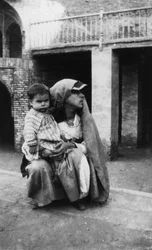 Mujer persa y niño, 1917-1919