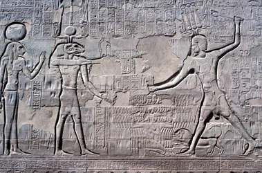 El faraón golpeando a sus enemigos, Templo de Jnum, períodos Ptolemaico y Romano