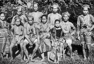 Isleños filipinos en traje de fiesta, 1926