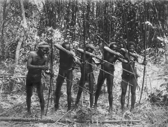 Filipinas: c.1890 Miembros masculinos de la tribu Negrito mostrando sus habilidades de caza (foto en b/n)