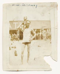 Fotografía del Cpl. Lawrence Leslie McVey con su hijo, Lawrence McVey Jr., 1925