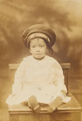Postal fotográfica con imagen de un niño pequeño, 1918-1930