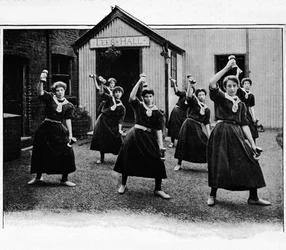 Ejercicio físico en el Asentamiento de Mujeres de Canning Town, Londres, c1901