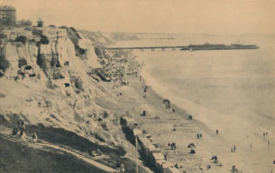 Muelle y arenas desde Dudley Chine, muelle de Boscombe en la distancia, 1929