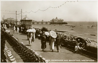 Muelle, paseo marítimo y quiosco de música, Eastbourne, Sussex, c1920s