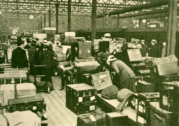 Pilas de equipaje en la estación de Charing Cross, 1930